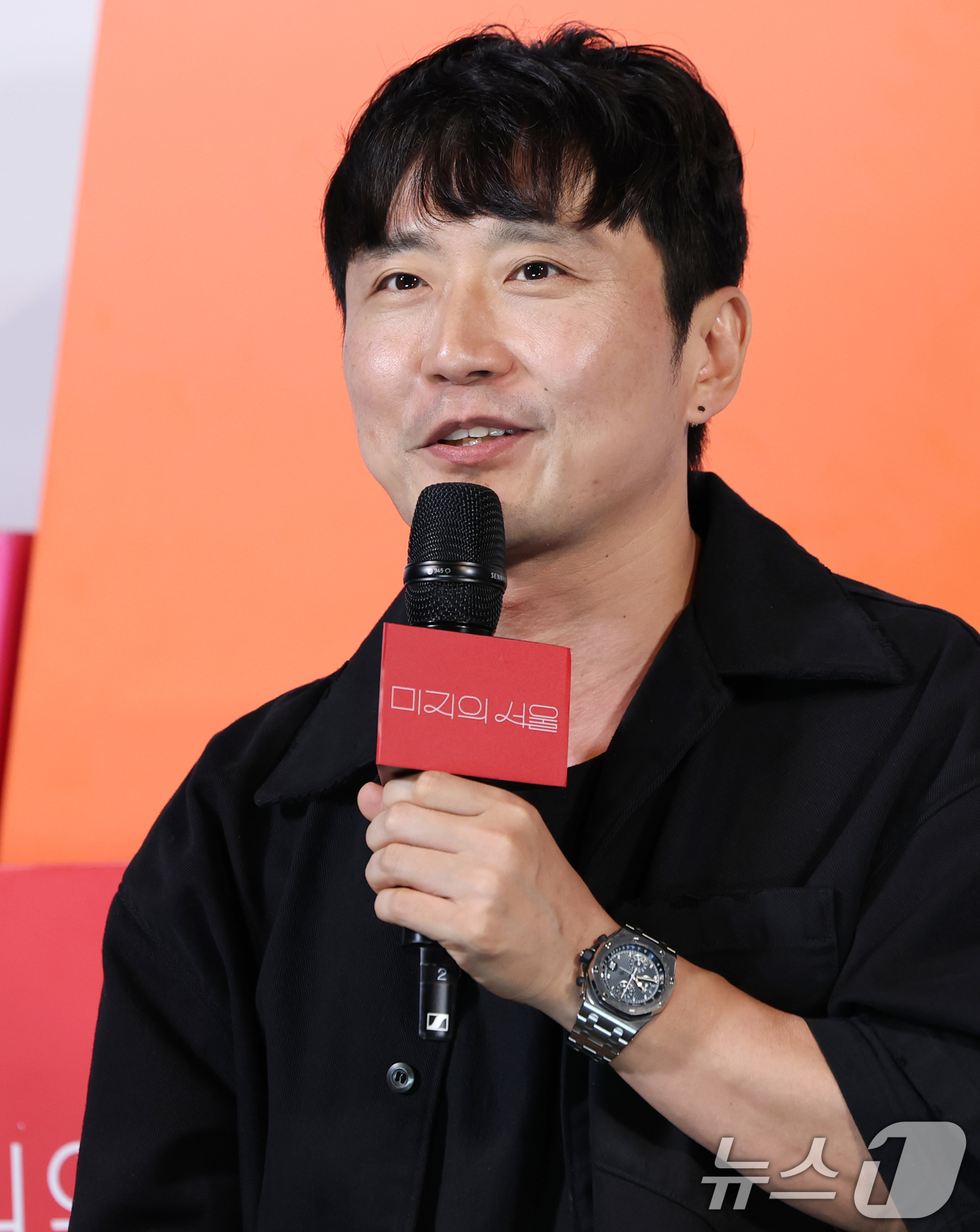 (서울=뉴스1) 권현진 기자 = 배우 박신우 감독이 21일 오후 서울 영등포구 CGV 영등포점에서 열린 tvN 토일드라마 '미지의 서울' 제작발표회에 참석해 인사말을 하고 있다.‘ …