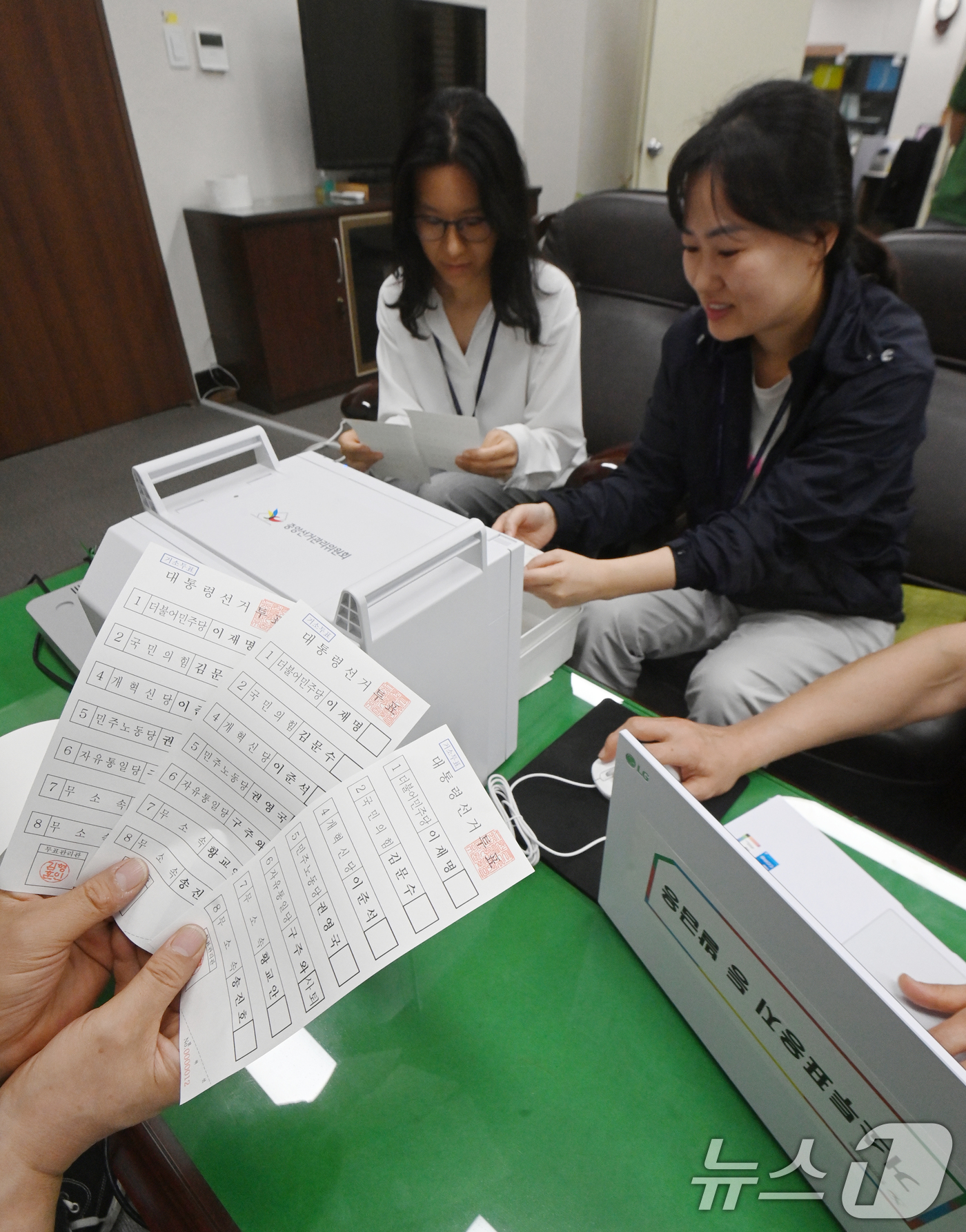 (수원=뉴스1) 김영운 기자 = 21일 오후 경기 수원시 영통구 경기도선거관리위원회에서 관계자들이 제21대 대통령 선거 거소투표 용지를 인쇄하고 있다. (공동취재) 2025.5.2 …