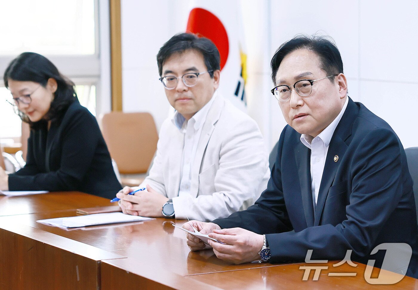 본문 이미지 - 정인교 산업통상자원부 통상교섭본부장이 21일 정부세종청사 산업부 회의실에서 열린 &#39;수출지역담당관회의&#39;를 주재하고 있다. &#40;산업통상자원부 제공. 재판매 및 DB 금지&#41; 2025.5.21/뉴스1