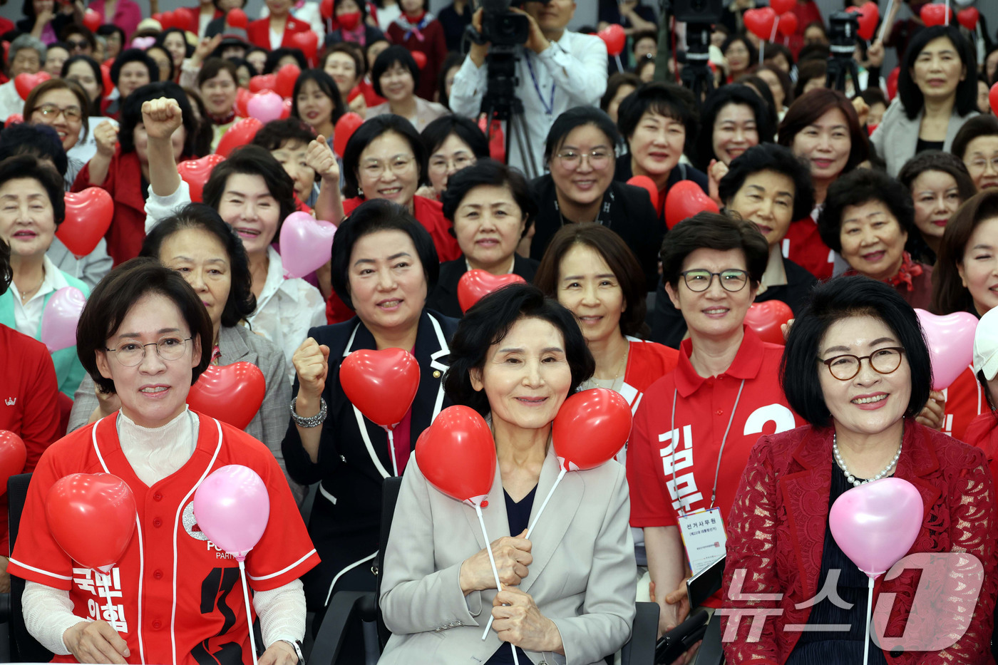 (서울=뉴스1) 이광호 기자 = 김문수 국민의힘 대통령 후보의 부인 설난영 여사가 21일 오후 서울 여의도 중앙당사에서 열린 여성본부 필승결의대회에서 참석자들과 함께 기념촬영을 하 …
