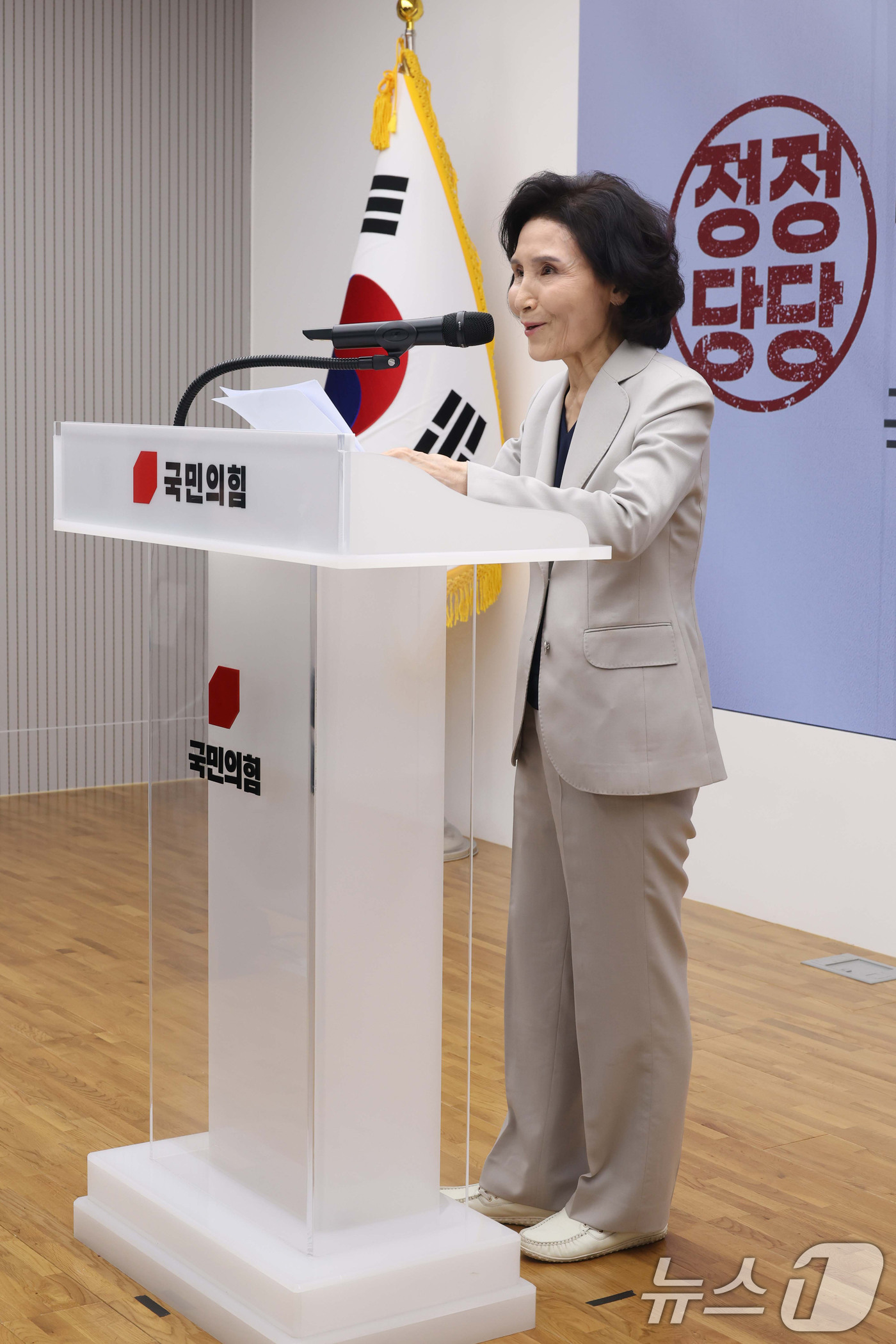 (서울=뉴스1) 이광호 기자 = 김문수 국민의힘 대통령 후보의 부인 설난영 여사가 21일 오후 서울 여의도 중앙당사에서 열린 여성본부 필승결의대회에서 인사말을 하고 있다. (공동취 …