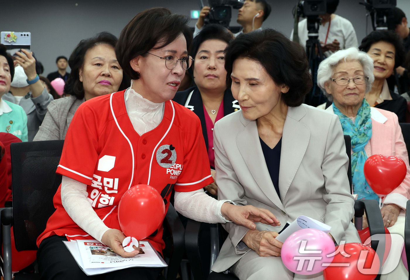 (서울=뉴스1) 이광호 기자 = 김문수 국민의힘 대통령 후보의 부인 설난영 여사가 21일 오후 서울 여의도 중앙당사에서 열린 여성본부 필승결의대회에 참석해 이인선(왼쪽) 여성본부장 …