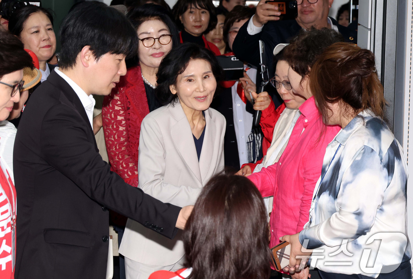 (서울=뉴스1) 이광호 기자 = 김문수 국민의힘 대통령 후보의 부인 설난영 여사가 21일 오후 서울 여의도 중앙당사에서 열린 여성본부 필승결의대회에서 참석자들과 인사나누고 있다. …