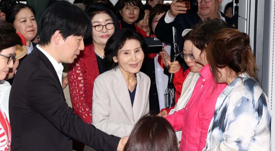 인사 나누는 설난영 여사