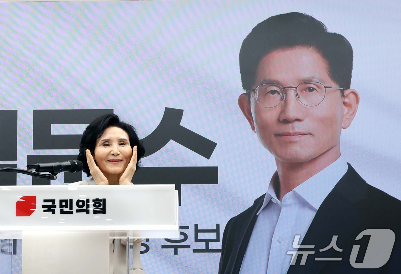 (서울=뉴스1) 이광호 기자 = 김문수 국민의힘 대통령 후보의 부인 설난영 여사가 21일 오후 서울 여의도 중앙당사에서 열린 여성본부 필승결의대회에 참석해 인사말을 하고 있다. ( …