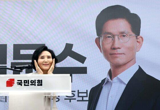 설난영 여사 "배우자 TV토론, 국민이 원하면 공개적 자리서 얘기해야"