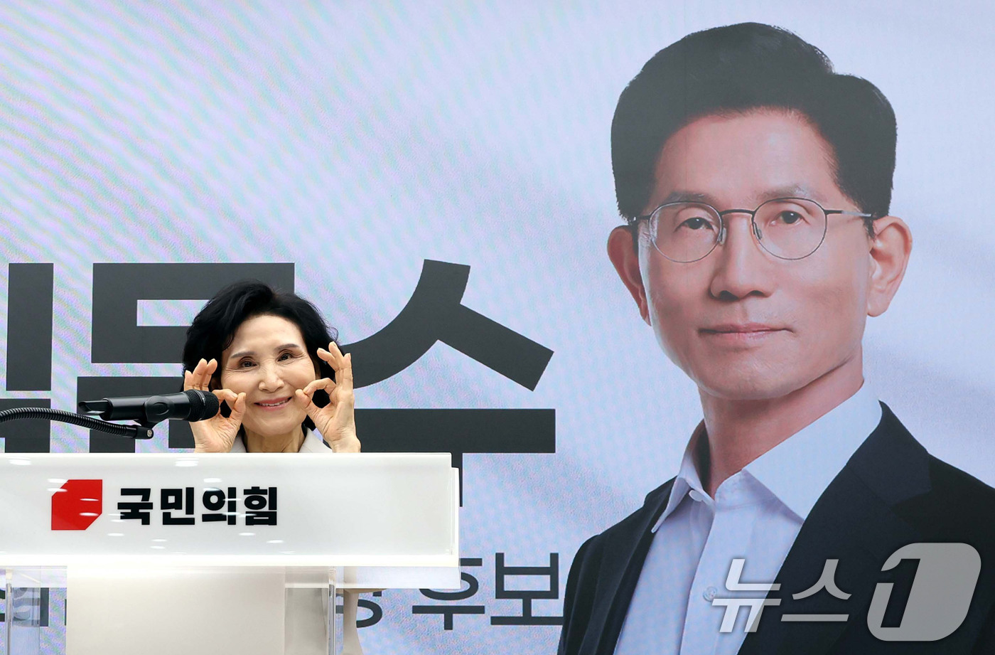 (서울=뉴스1) 이광호 기자 = 김문수 국민의힘 대통령 후보의 부인 설난영 여사가 21일 오후 서울 여의도 중앙당사에서 열린 여성본부 필승결의대회에 참석해 인사말에 앞서 포즈를 취 …