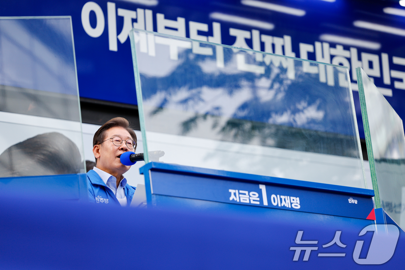 (인천=뉴스1) 안은나 기자 = 이재명 더불어민주당 대통령 후보가 사흘째 수도권 표심잡기에 나선 21일 오후 인천 서구 롯데마트 청라점 앞을 찾아 지지를 호소하고 있다. 2025. …