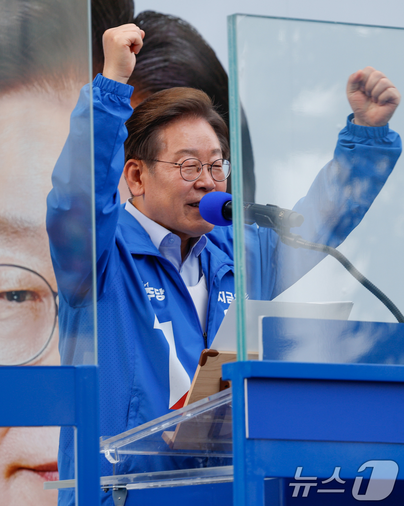 (인천=뉴스1) 안은나 기자 = 이재명 더불어민주당 대통령 후보가 사흘째 수도권 표심잡기에 나선 21일 오후 인천 서구 롯데마트 청라점 앞을 찾아 유세를 마친 뒤 인사하고 있다. …