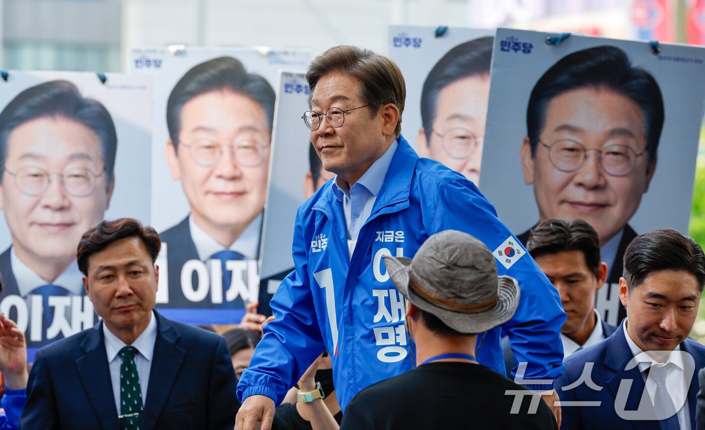 본문 이미지 - 이재명 더불어민주당 대통령 후보가 사흘째 수도권 표심잡기에 나선 21일 오후 인천 서구 롯데마트 청라점 앞을 찾아 유세를 위해 연단에 오르고 있다. 2025.5.21/뉴스1 ⓒ News1 안은나 기자
