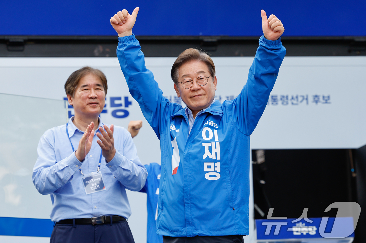 (인천=뉴스1) 안은나 기자 = 이재명 더불어민주당 대통령 후보가 사흘째 수도권 표심잡기에 나선 21일 오후 인천 서구 롯데마트 청라점 앞을 찾아 인사하고 있다. 왼쪽은 '인간 이 …