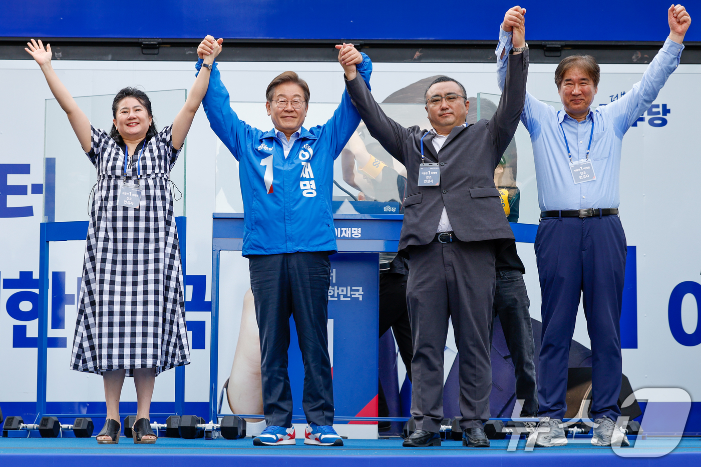 (인천=뉴스1) 안은나 기자 = 이재명 더불어민주당 대통령 후보가 사흘째 수도권 표심잡기에 나선 21일 오후 인천 서구 롯데마트 청라점 앞을 찾아 지지를 호소하고 있다. 왼쪽부터 …