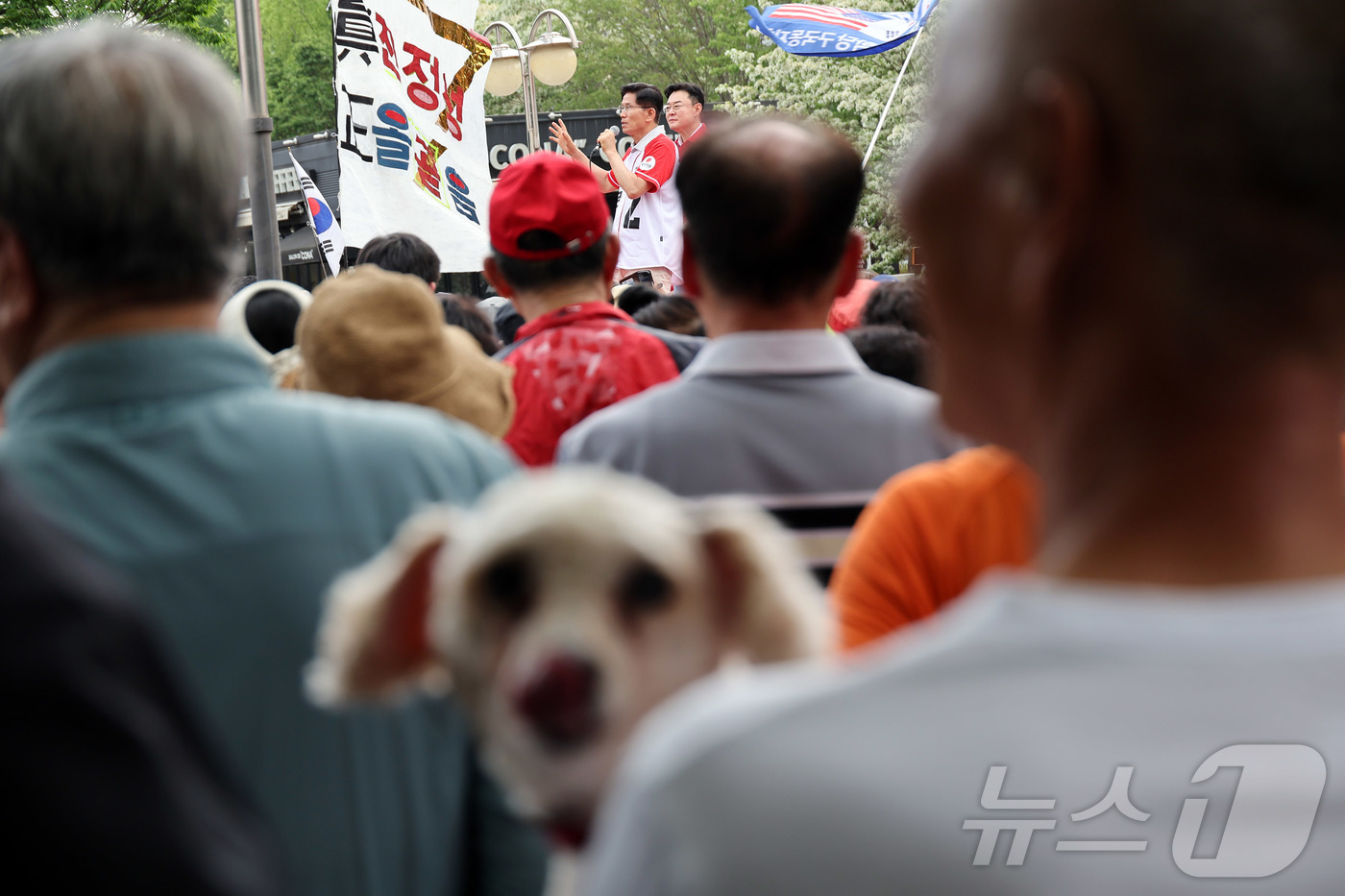 (동두천=뉴스1) 김민지 기자 = 김문수 국민의힘 대통령 후보가 21일 경기 동두천시 지행역 광장에서 유세를 하고 있다. (공동취재) 2025.5.21/뉴스1