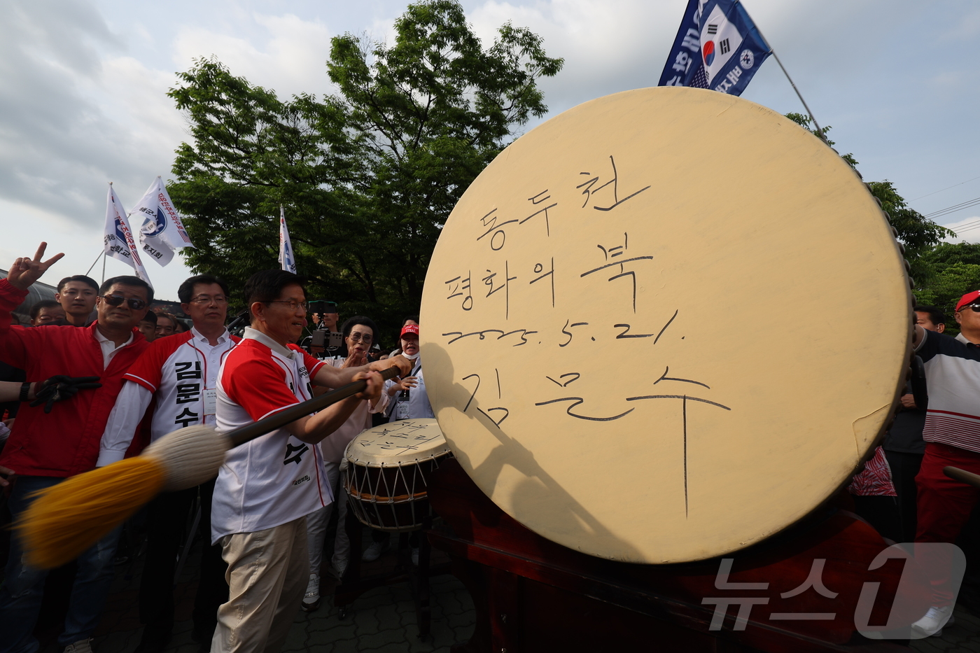 (동두천=뉴스1) 김민지 기자 = 김문수 국민의힘 대통령 후보가 21일 경기 동두천시 지행역 광장에서 유세에 앞서 북에 '동두천 평화의 북'이라고 적은 뒤 북을 치고 있다. (공동 …