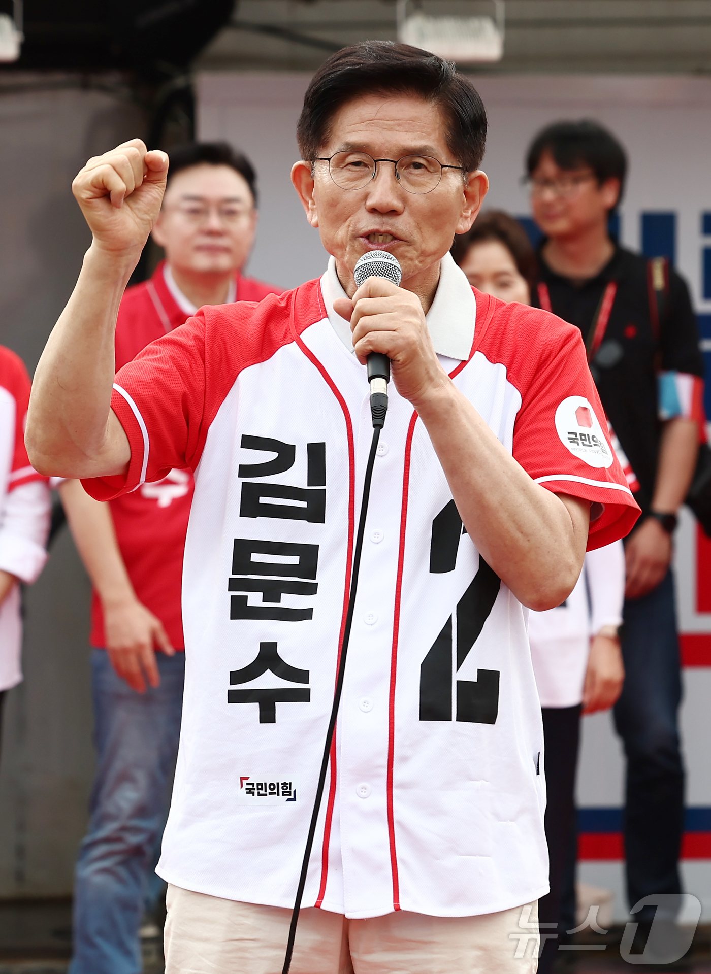 (동두천=뉴스1) 김민지 기자 = 김문수 국민의힘 대통령 후보가 21일 경기 동두천시 지행역 광장에서 유세를 하고 있다. 2025.5.21/뉴스1