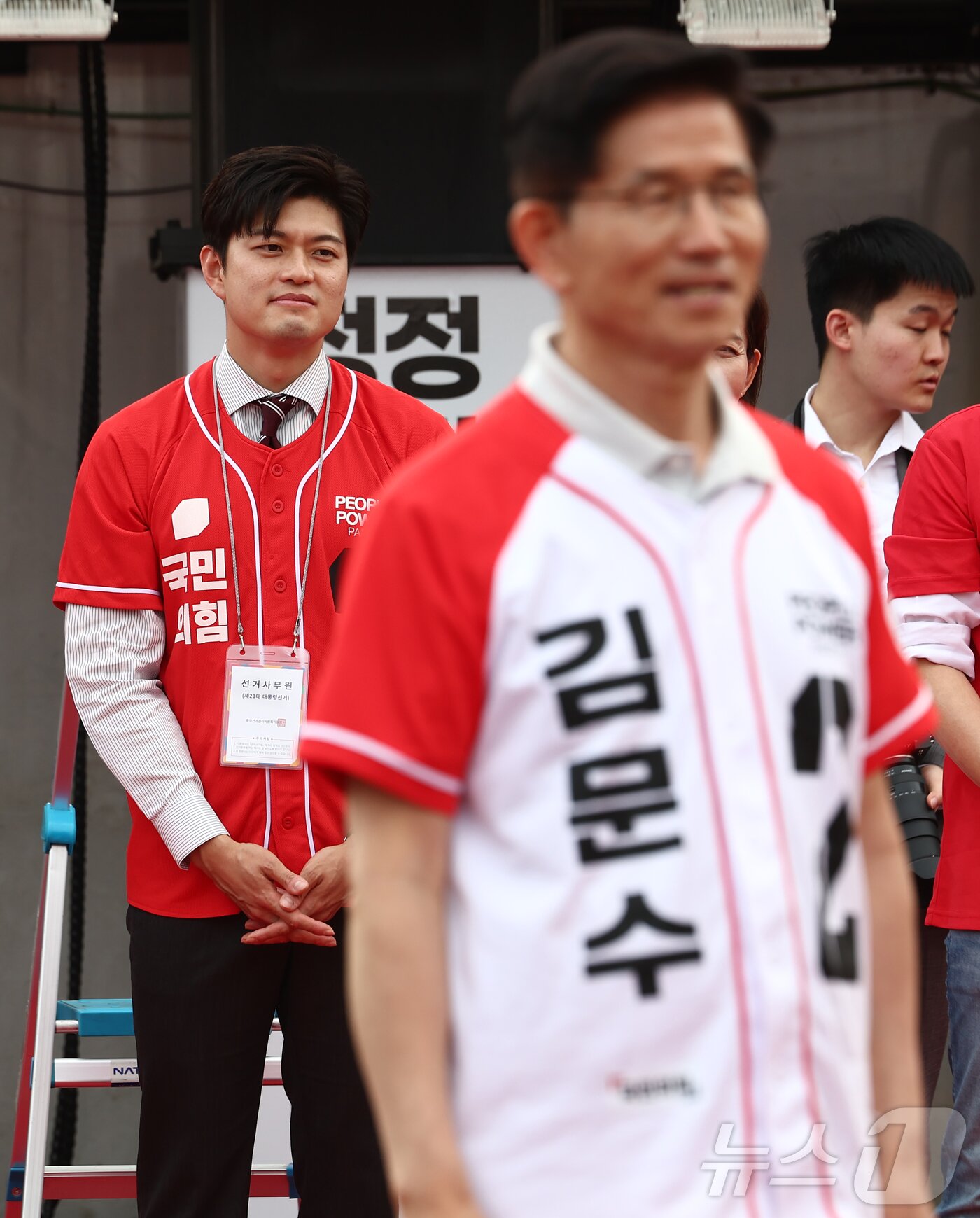 본문 이미지 - 김용태 국민의힘 비상대책위원장이 21일 경기 동두천시 지행역 광장에서 열린 김문수 국민의힘 대통령 후보의 유세에 참석해 있다. 2025.5.21/뉴스1 ⓒ News1 김민지 기자