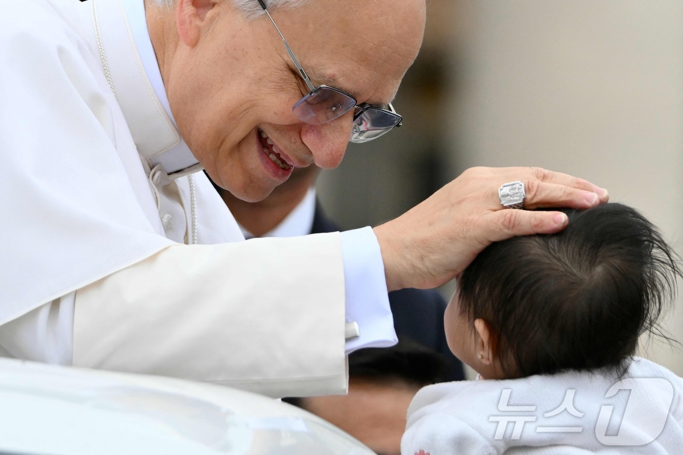 (바티칸 AFP=뉴스1) 이지예 객원기자 = 교황 레오14세가 21일(현지시간) 바티칸 성 베드로 광장에서 열린 주간 일반알현에서 아기를 축복하고 있다. 2025.05.21.ⓒ A …