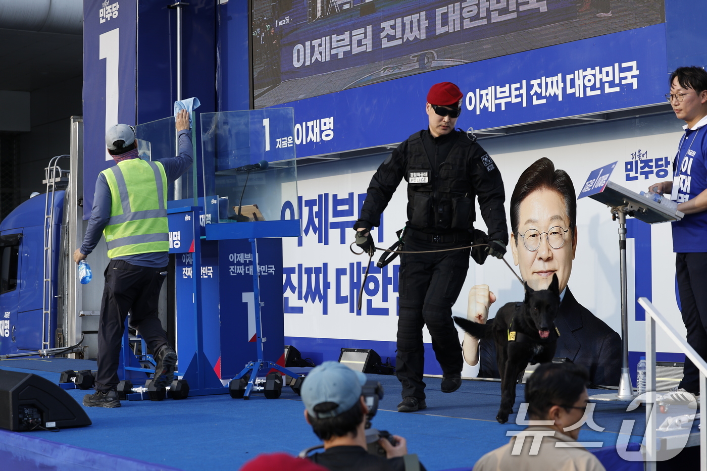 (인천=뉴스1) 안은나 기자 = 21일 오후 이재명 더불어민주당 대통령 후보의 유세가 예정된 인천 계양구 계양역에서 경호원을 비롯한 관계자들이 단상에 방탄유리를 설치하고 있다. 2 …