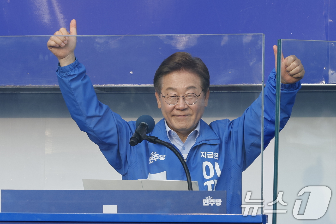 (인천=뉴스1) 안은나 기자 = 이재명 더불어민주당 대통령 후보가 사흘째 수도권 표심잡기에 나선 21일 오후 자신의 지역구인 인천 계양구 계양역을 찾아 지지를 호소하고 있다. 20 …