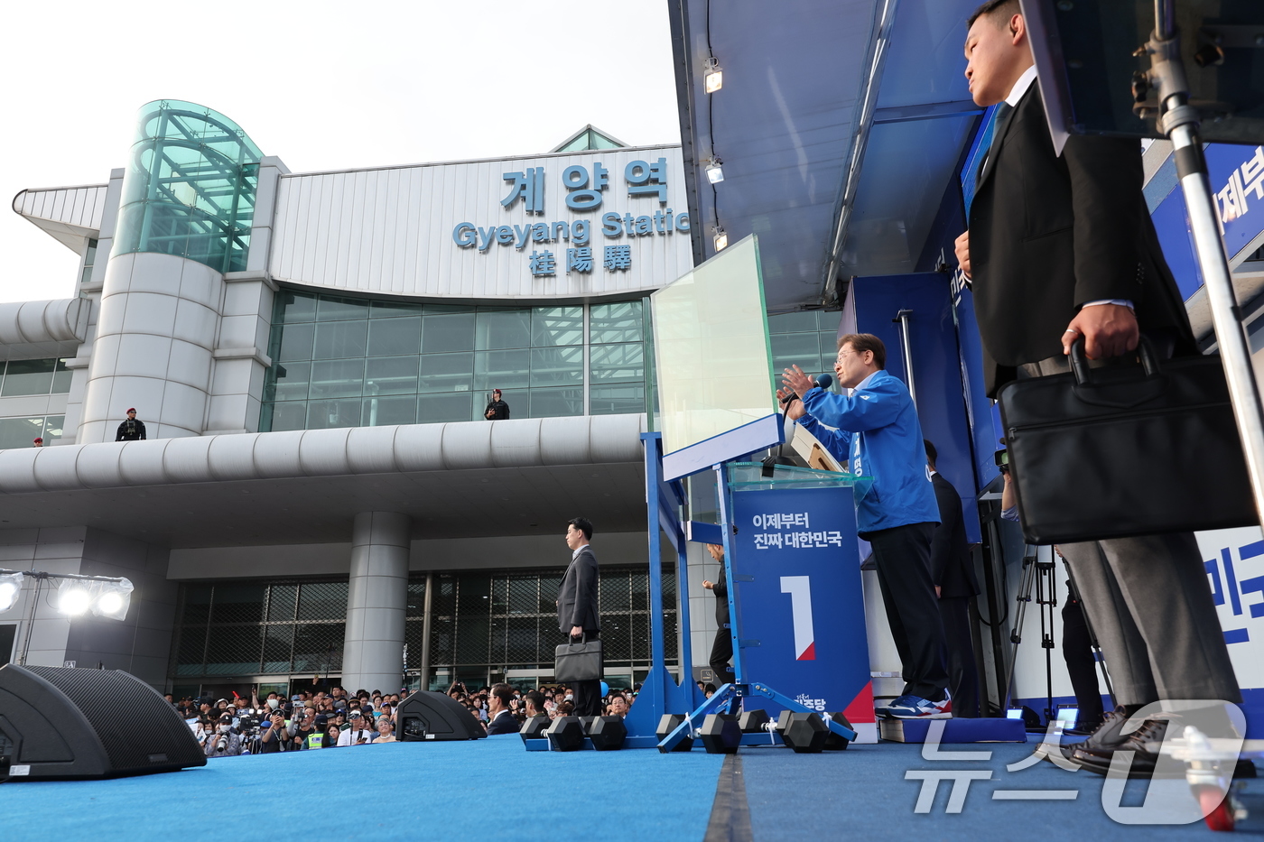 (인천=뉴스1) 안은나 기자 = 이재명 더불어민주당 대통령 후보가 사흘째 수도권 표심잡기에 나선 21일 오후 자신의 지역구인 인천 계양구 계양역을 찾아 지지르 호소하고 있다. 20 …