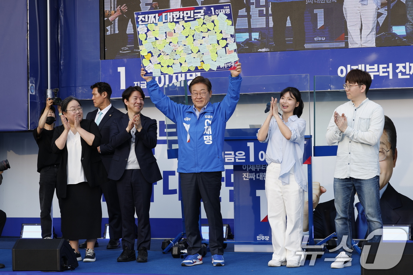 (인천=뉴스1) 안은나 기자 = 이재명 더불어민주당 대통령 후보가 사흘째 수도권 표심잡기에 나선 21일 오후 자신의 지역구인 인천 계양구 계양역을 찾아 포스트잇 판넬을 전달받고 들 …