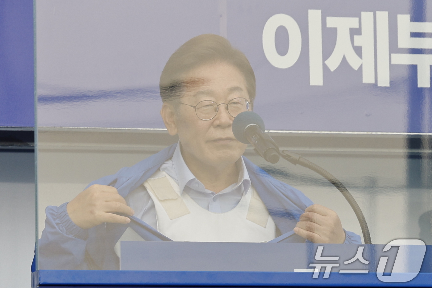 (인천=뉴스1) 안은나 기자 = 이재명 더불어민주당 대통령 후보가 사흘째 수도권 표심잡기에 나선 21일 오후 자신의 지역구인 인천 계양구 계양역을 찾아 연설 중 착용한 방탄조끼를 …