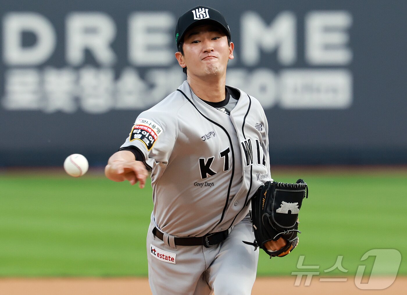본문 이미지 - 21일 오후 경기 수원 KT위즈파크에서 열린 &#39;2025 신한 SOL뱅크 KBO 리그’ KIA 타이거즈와 kt 위즈의 경기, kt 선발 고영표가 1회초 등판해 힘차게 공을 던지고 있다. 2025.5.21/뉴스1 ⓒ News1 김진환 기자