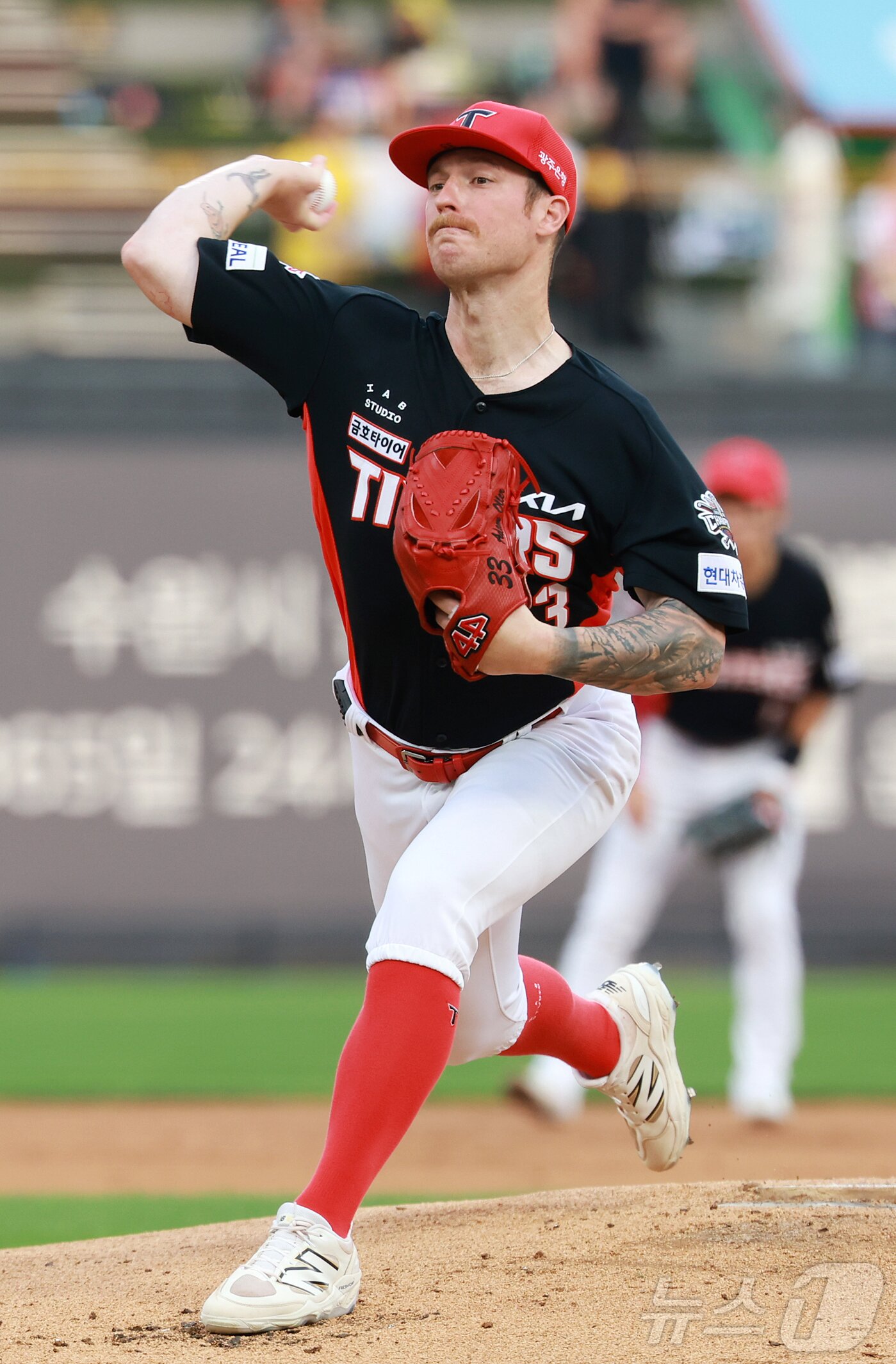 본문 이미지 - 21일 오후 경기 수원 KT위즈파크에서 열린 &#39;2025 신한 SOL뱅크 KBO 리그’ KIA 타이거즈와 kt 위즈의 경기, KIA 선발투수 올러가 1회말 등판해 힘차게 공을 던지고 있다. 2025.5.21/뉴스1 ⓒ News1 김진환 기자