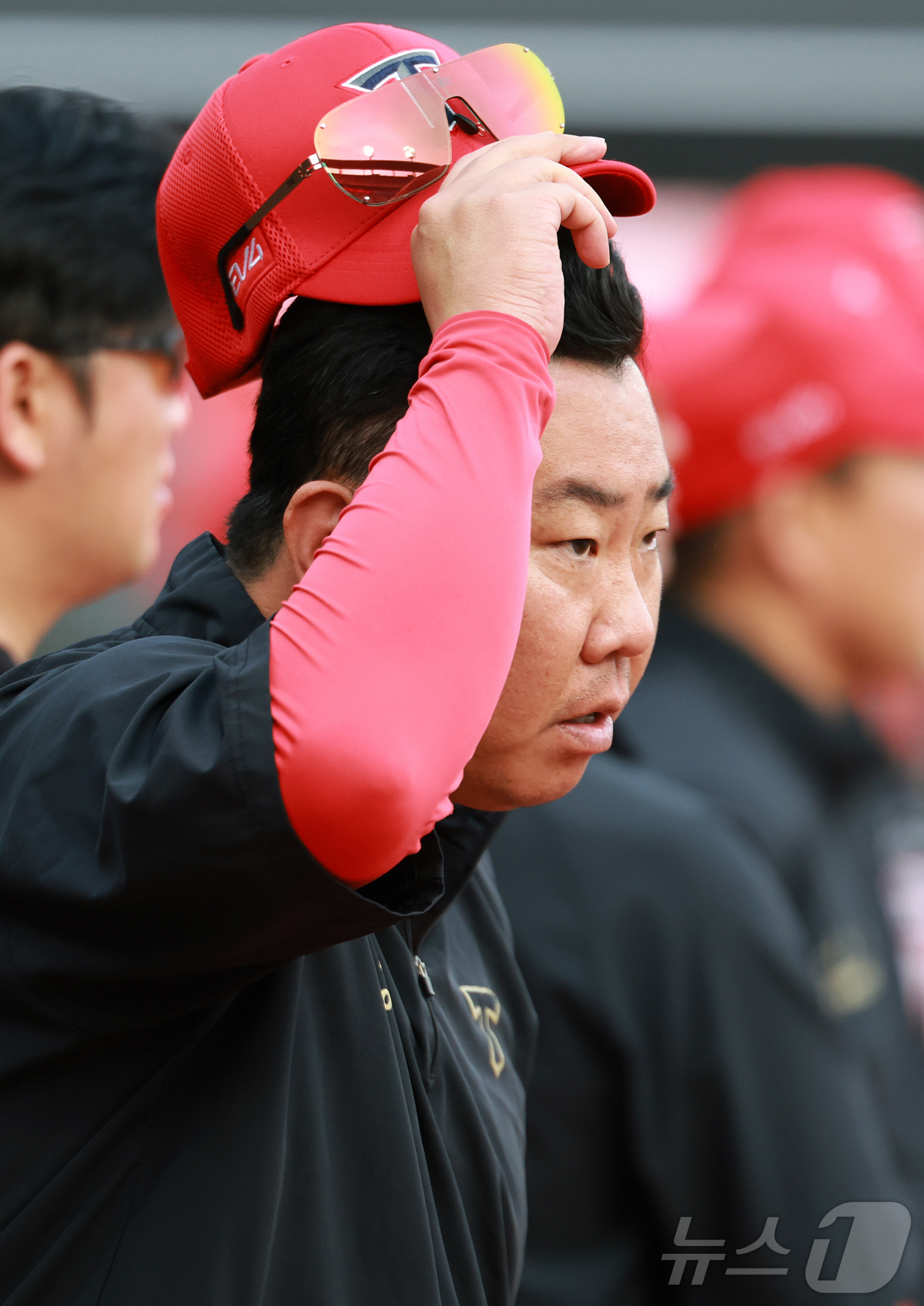 (수원=뉴스1) 김진환 기자 = 21일 오후 경기 수원 KT위즈파크에서 열린 '2025 신한 SOL뱅크 KBO 리그’ KIA 타이거즈와 kt 위즈의 경기, KIA 이범호 감독이 1 …