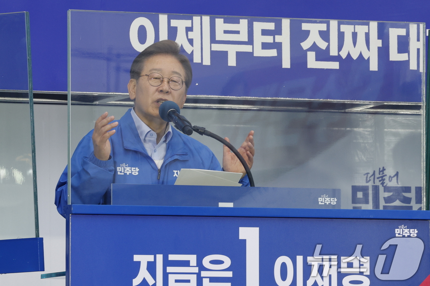 (인천=뉴스1) 안은나 기자 = 이재명 더불어민주당 대통령 후보가 사흘째 수도권 표심잡기에 나선 21일 오후 자신의 지역구인 인천 계양구 계양역을 찾아 지지를 호소하고 있다. 20 …