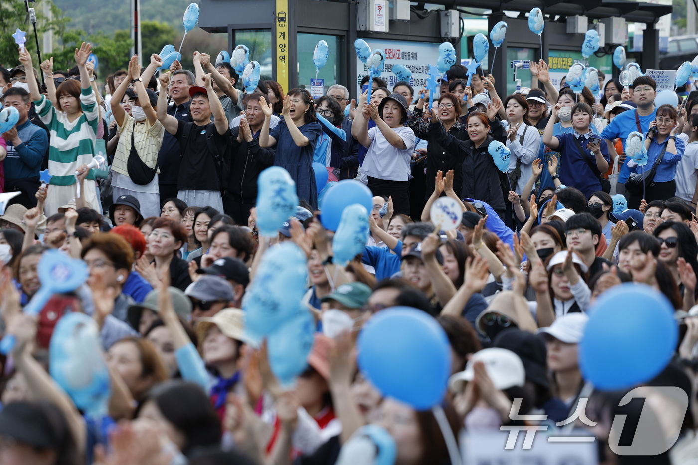 (인천=뉴스1) 안은나 기자 = 이재명 더불어민주당 대통령 후보가 사흘째 수도권 표심잡기에 나선 21일 인천 계양구 계양역 유세현장에서 지지자들이 이 후보의 연설에 환호하고 있다. …