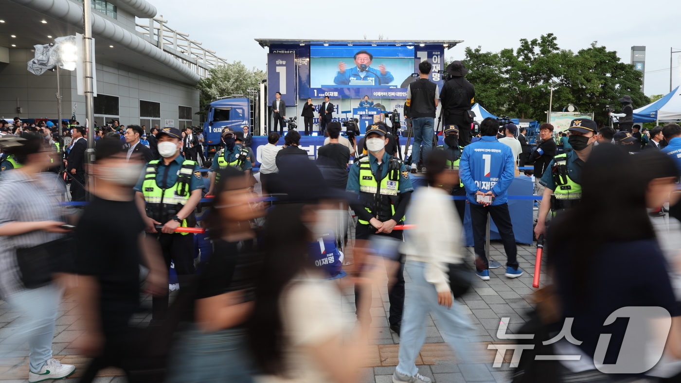 (인천=뉴스1) 안은나 기자 = 이재명 더불어민주당 대통령 후보가 사흘째 수도권 표심잡기에 나선 21일 오후 자신의 지역구인 인천 계양구 계양역을 찾아 지지를 호소하는 가운데 퇴근 …