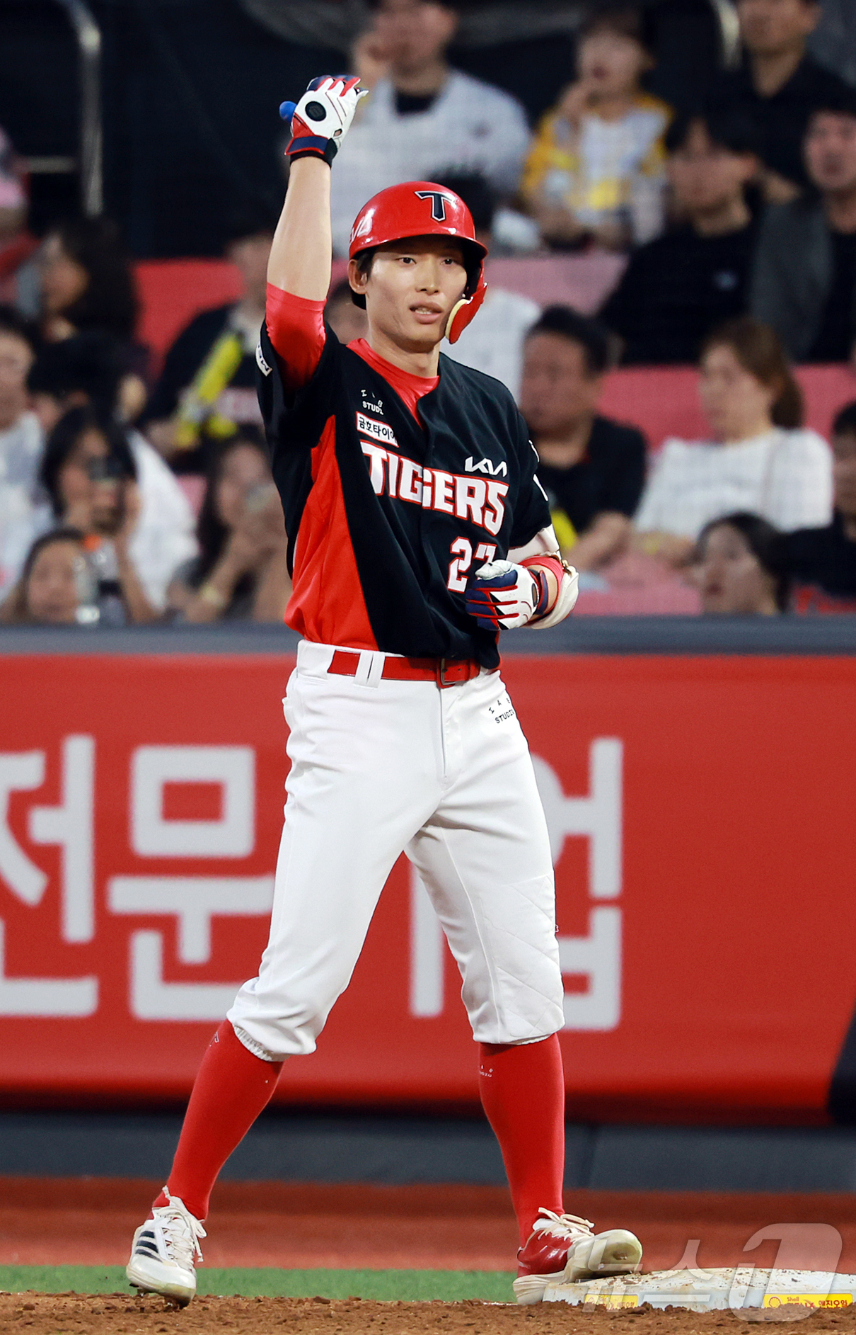 (수원=뉴스1) 김진환 기자 = 21일 오후 경기 수원 KT위즈파크에서 열린 '2025 신한 SOL뱅크 KBO 리그’ KIA 타이거즈와 kt 위즈의 경기, KIA 김호령이 4회초 …