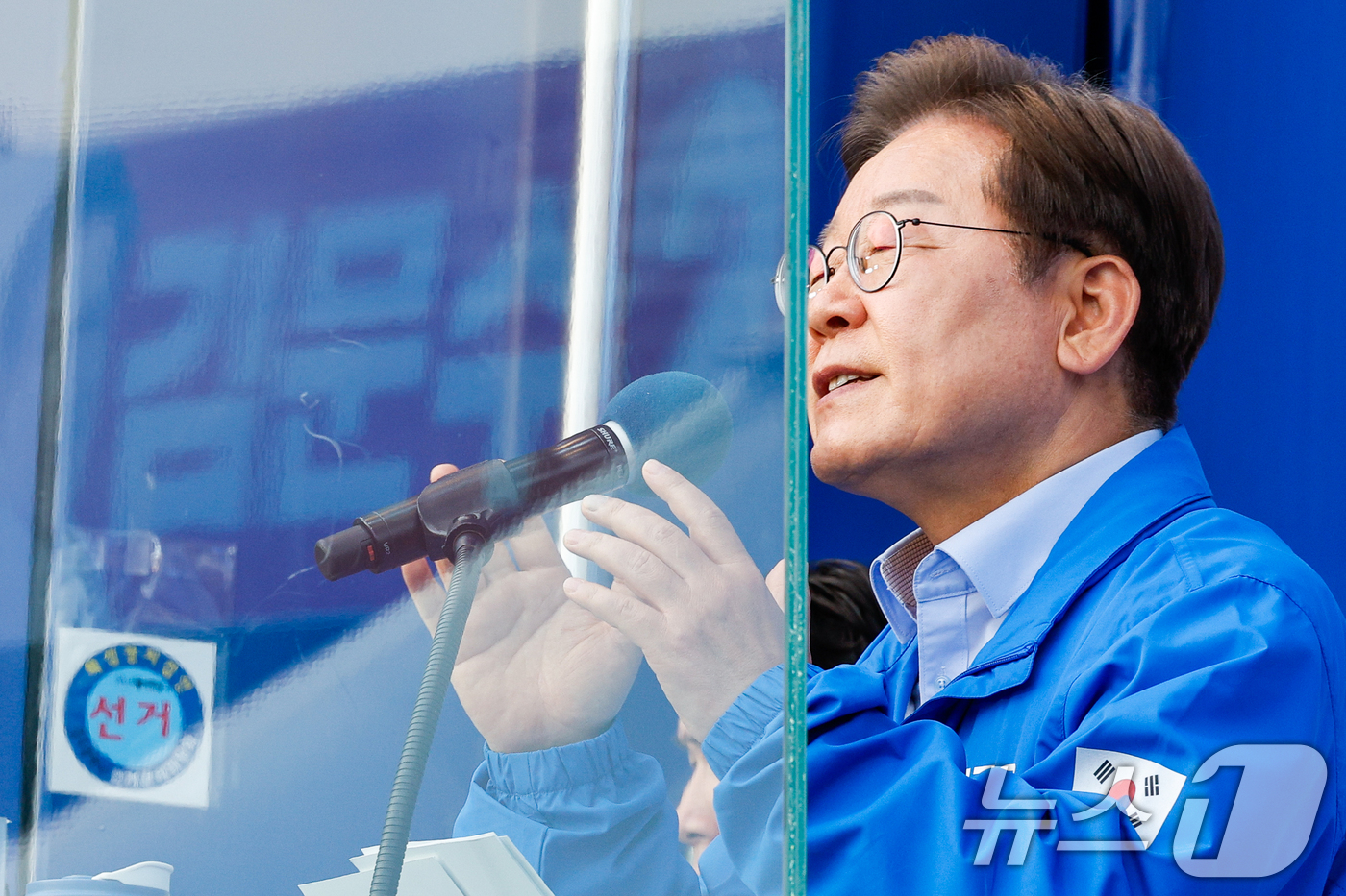 (인천=뉴스1) 안은나 기자 = 이재명 더불어민주당 대통령 후보가 사흘째 수도권 표심잡기에 나선 21일 오후 자신의 지역구인 인천 계양구 계양역을 찾아 유세하는 가운데 이 후보의 …