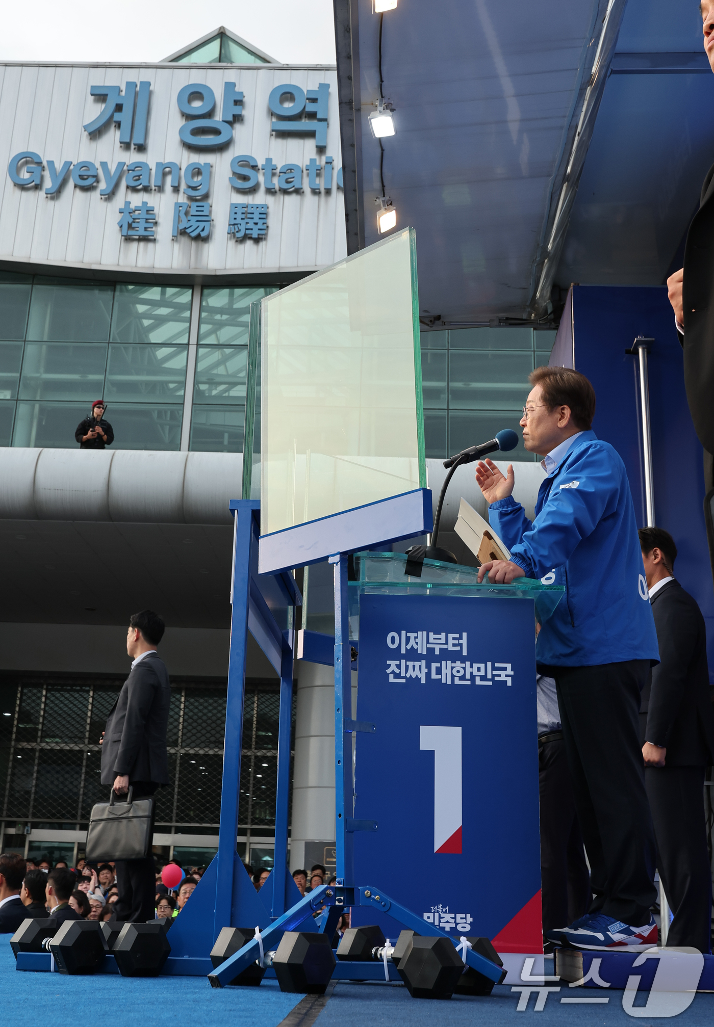 (인천=뉴스1) 안은나 기자 = 이재명 더불어민주당 대통령 후보가 사흘째 수도권 표심잡기에 나선 21일 오후 자신의 지역구인 인천 계양구 계양역을 찾아 유세하고 있다. 2025.5 …