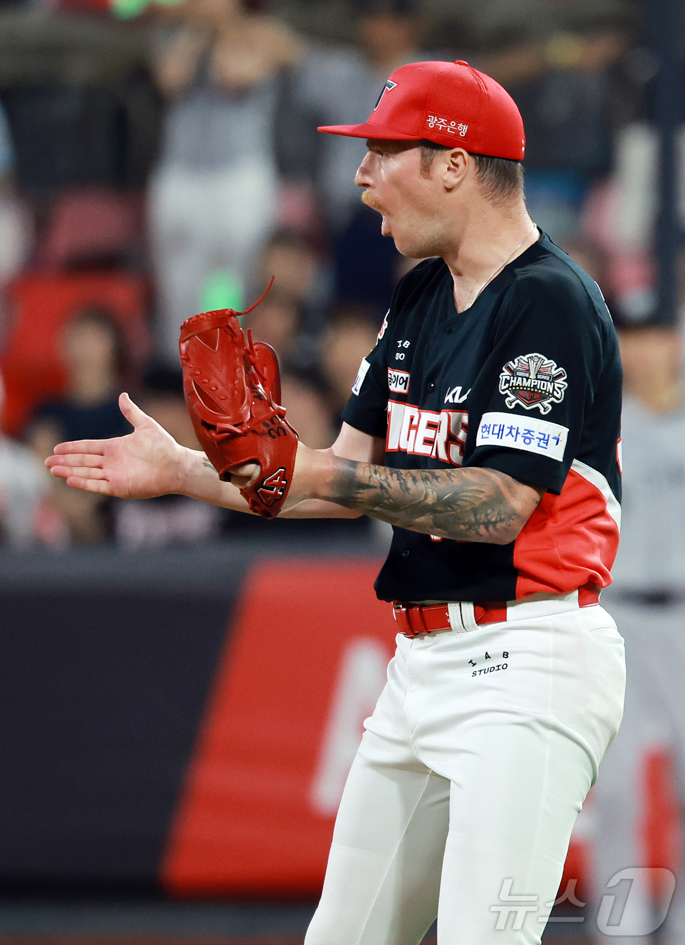 (수원=뉴스1) 김진환 기자 = 21일 오후 경기 수원 KT위즈파크에서 열린 '2025 신한 SOL뱅크 KBO 리그’ KIA 타이거즈와 kt 위즈의 경기, KIA 선발 올러가 4회 …