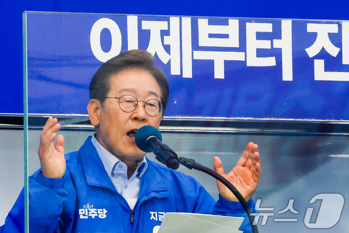 (인천=뉴스1) 안은나 기자 = 이재명 더불어민주당 대통령 후보가 사흘째 수도권 표심잡기에 나선 21일 오후 자신의 지역구인 인천 계양구 계양역을 찾아 유세하는 가운데 이 후보의 …