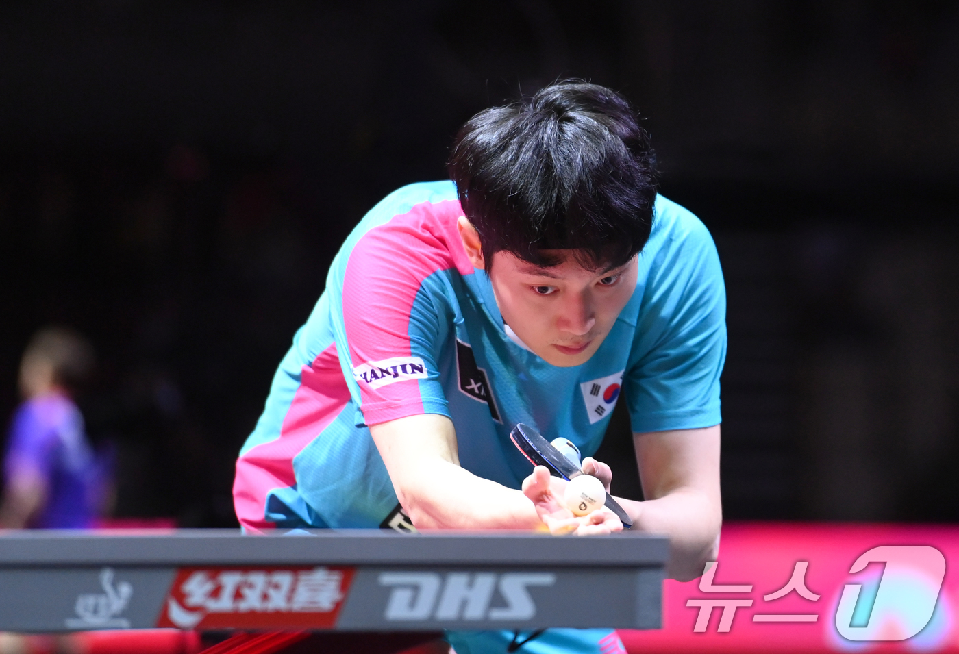 (서울=뉴스1) 사진공동취재단 = 조대성이 21일 카타르 도하 루사일 아레나에서 열린 2025 국제탁구연맹(ITTF) 세계선수권대회 남자단식 32강 독일 파트리크 프란치스카와 경기 …