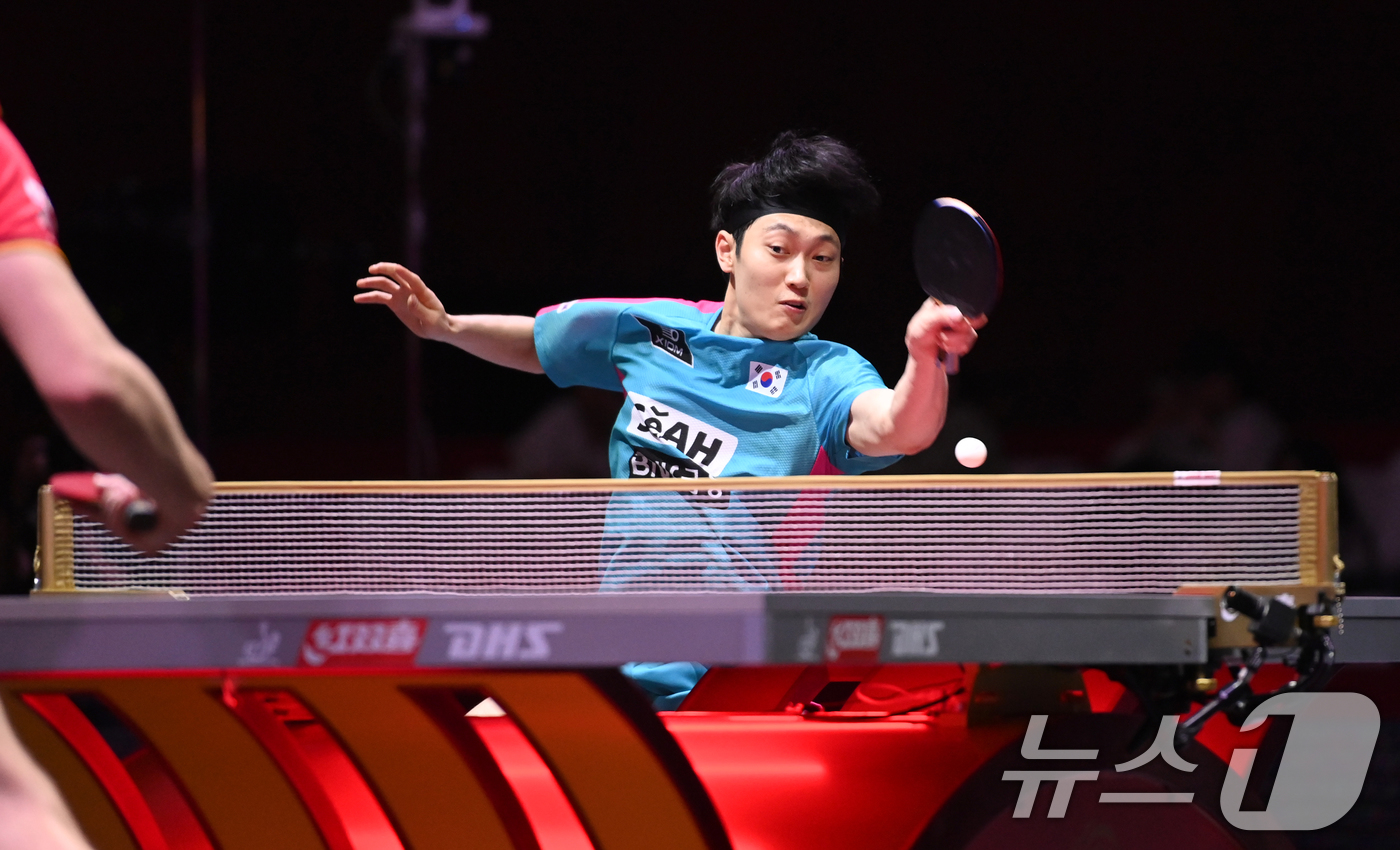 (서울=뉴스1) 사진공동취재단 = 조대성이 21일 카타르 도하 루사일 아레나에서 열린 2025 국제탁구연맹(ITTF) 세계선수권대회 남자단식 32강 독일 파트리크 프란치스카와 경기 …