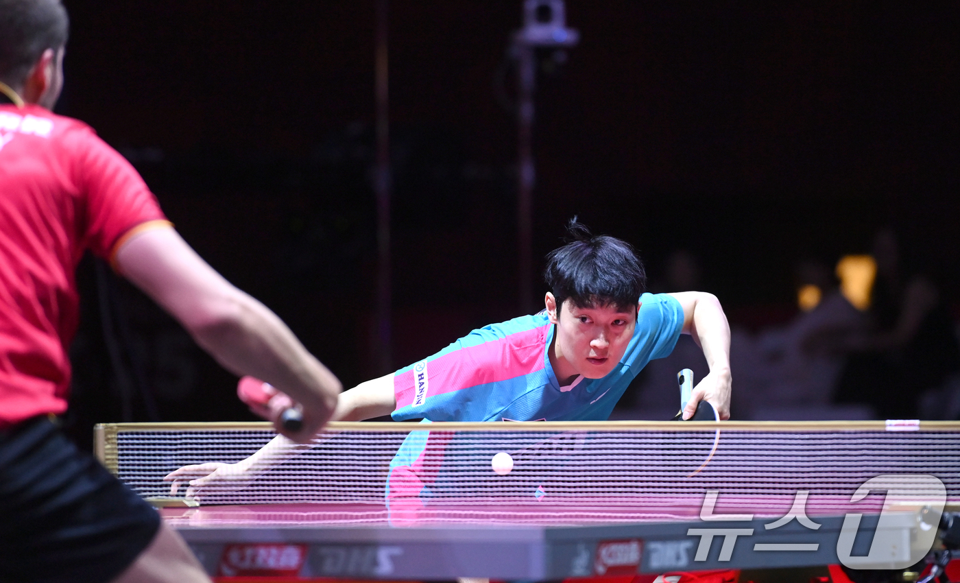 (서울=뉴스1) 사진공동취재단 = 조대성이 21일 카타르 도하 루사일 아레나에서 열린 2025 국제탁구연맹(ITTF) 세계선수권대회 남자단식 32강 독일 파트리크 프란치스카와 경기 …