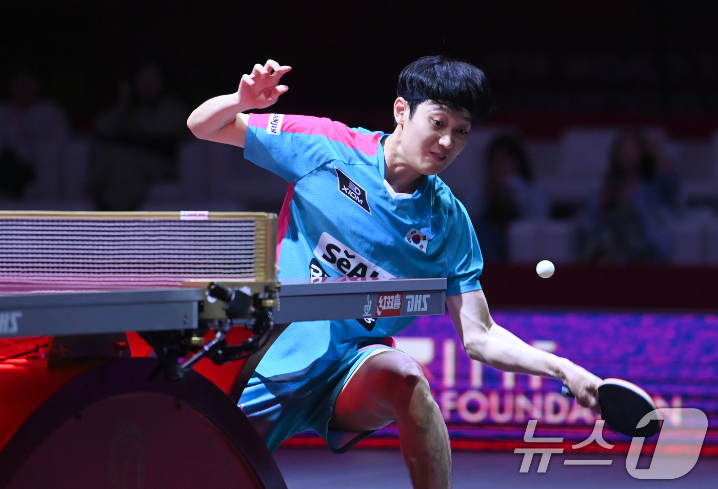 (서울=뉴스1) 사진공동취재단 = 조대성이 21일 카타르 도하 루사일 아레나에서 열린 2025 국제탁구연맹(ITTF) 세계선수권대회 남자단식 32강 독일 파트리크 프란치스카와 경기 …