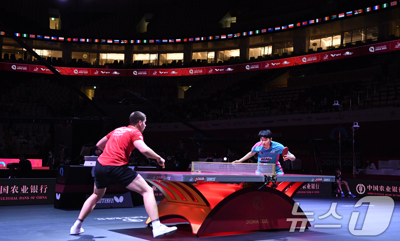 (서울=뉴스1) 사진공동취재단 = 조대성이 21일 카타르 도하 루사일 아레나에서 열린 2025 국제탁구연맹(ITTF) 세계선수권대회 남자단식 32강 독일 파트리크 프란치스카와 경기 …