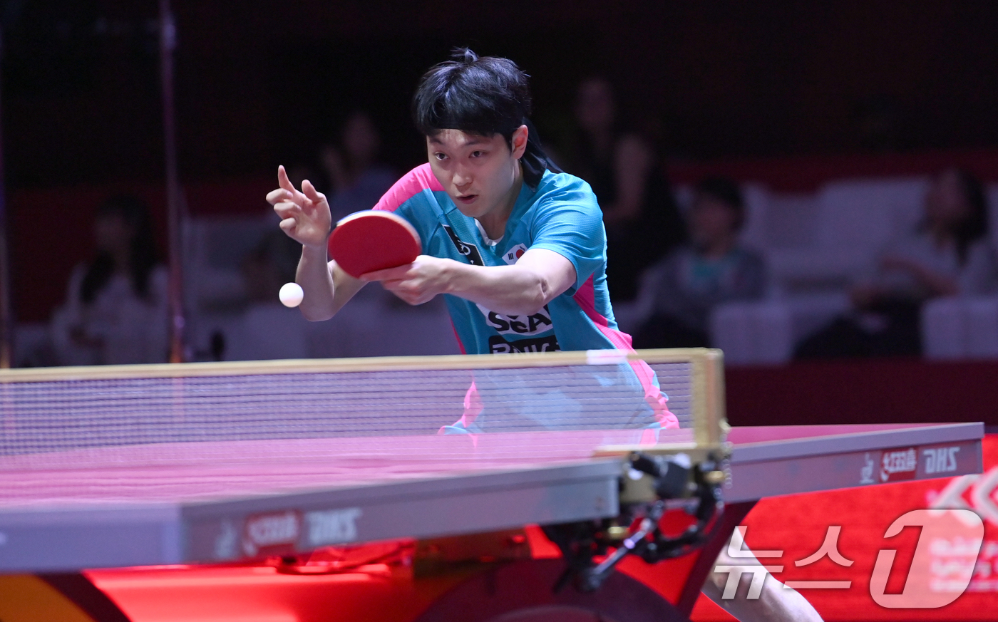(서울=뉴스1) 사진공동취재단 = 조대성이 21일 카타르 도하 루사일 아레나에서 열린 2025 국제탁구연맹(ITTF) 세계선수권대회 남자단식 32강 독일 파트리크 프란치스카와 경기 …