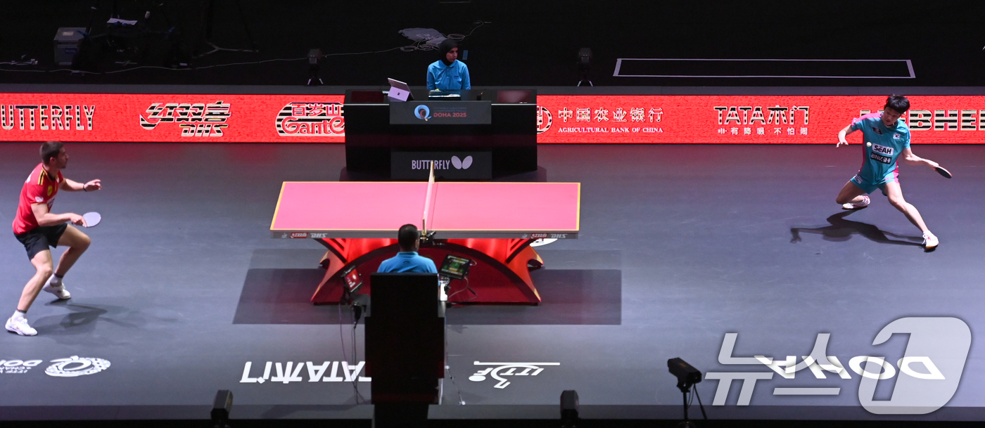 (서울=뉴스1) 사진공동취재단 = 조대성이 21일 카타르 도하 루사일 아레나에서 열린 2025 국제탁구연맹(ITTF) 세계선수권대회 남자단식 32강 독일 파트리크 프란치스카와 경기 …