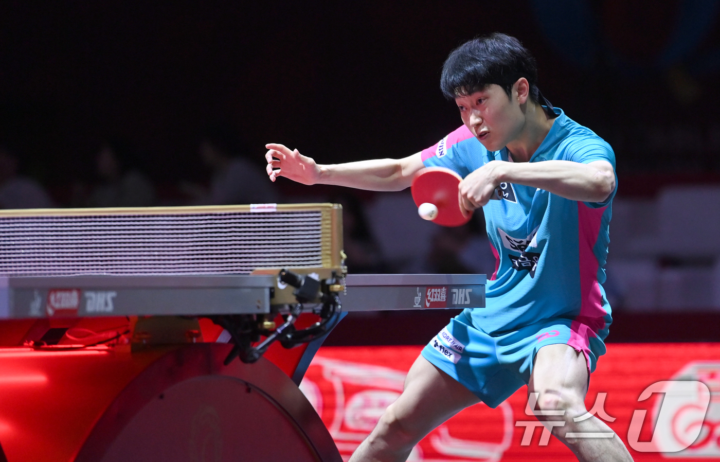 (서울=뉴스1) 사진공동취재단 = 조대성이 21일 카타르 도하 루사일 아레나에서 열린 2025 국제탁구연맹(ITTF) 세계선수권대회 남자단식 32강 독일 파트리크 프란치스카와 경기 …