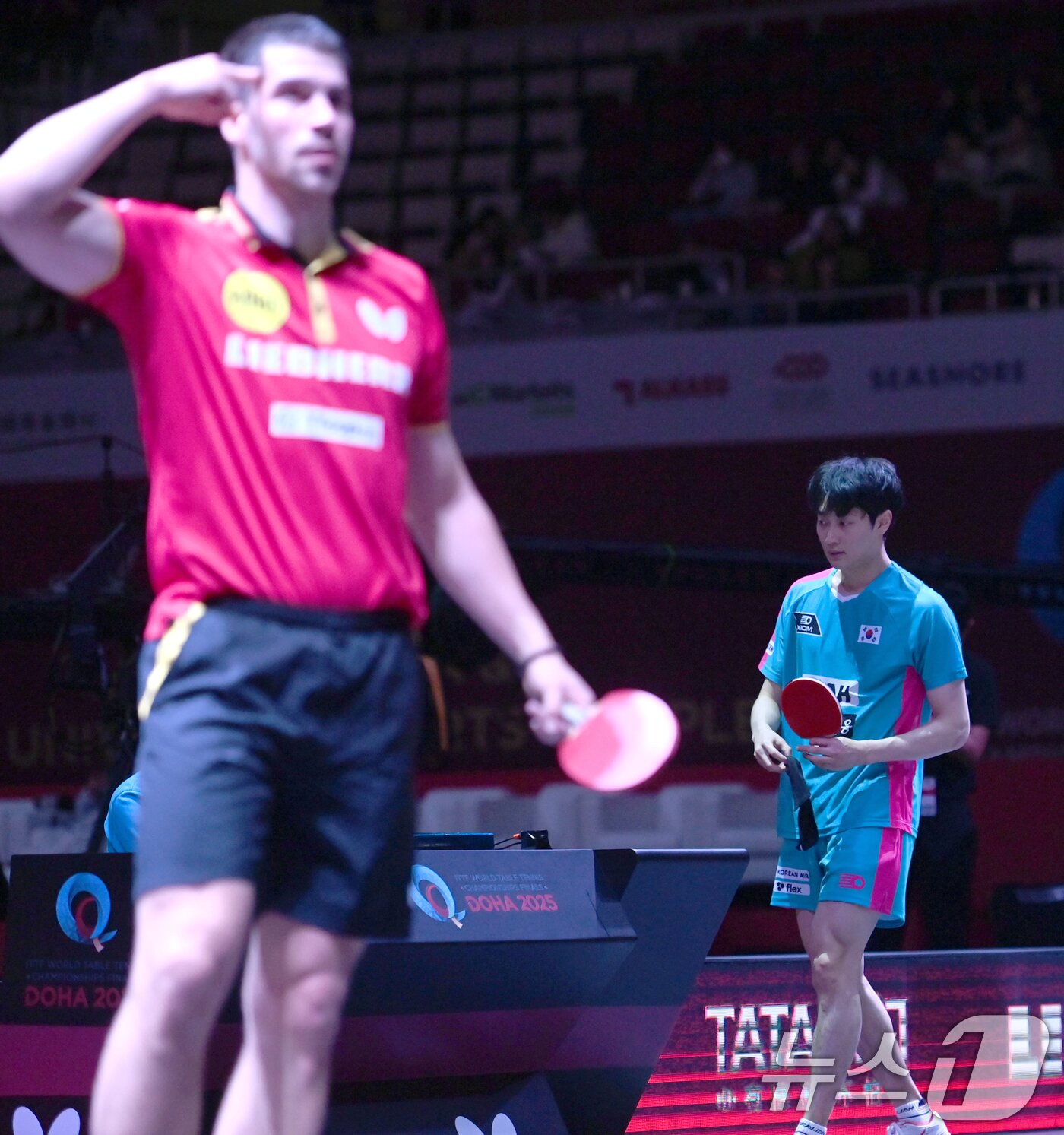 본문 이미지 - 조대성이 21일 카타르 도하 루사일 아레나에서 열린 2025 국제탁구연맹&#40;ITTF&#41; 세계선수권대회 남자단식 32강 독일 파트리크 프란치스카와 경기 패배 후 아쉬워하고 있다. 2025.5.21/뉴스1 ⓒ News1 사진공동취재단