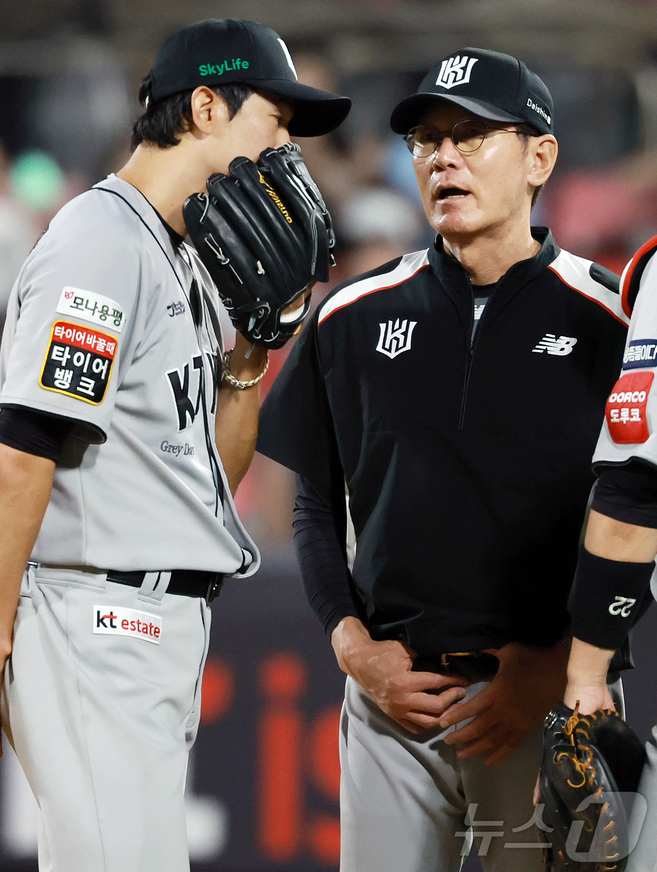 (수원=뉴스1) 김진환 기자 = 21일 오후 경기 수원 KT위즈파크에서 열린 '2025 신한 SOL뱅크 KBO 리그’ KIA 타이거즈와 kt 위즈의 경기, kt 이강철 감독이 5회 …