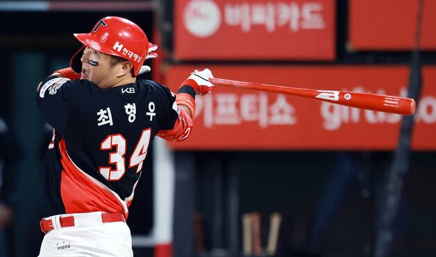 KIA 최형우, 키움전 3점포 기선 제압…KBO리그 최초 1700타점