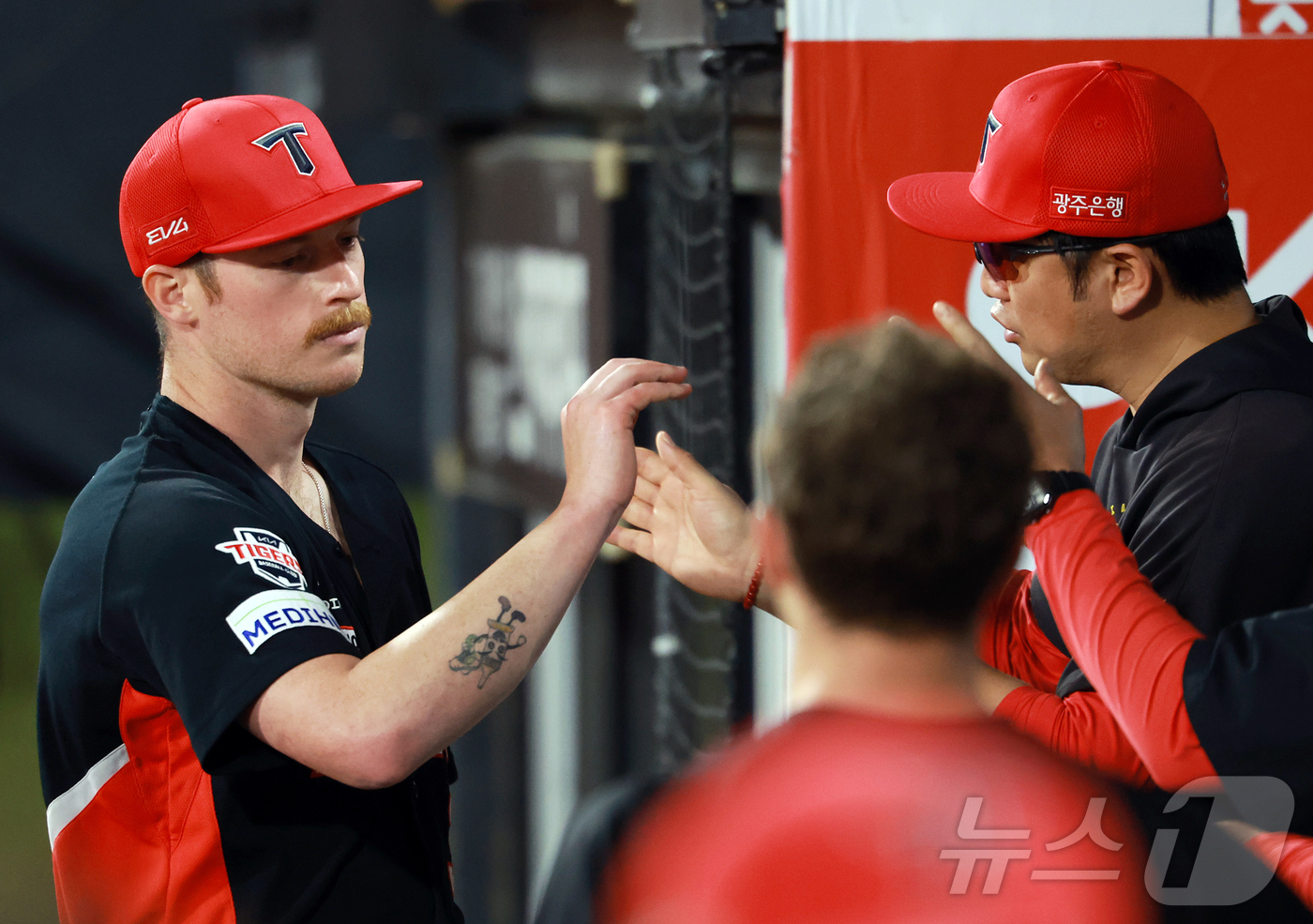 (수원=뉴스1) 김진환 기자 = 21일 오후 경기 수원 KT위즈파크에서 열린 '2025 신한 SOL뱅크 KBO 리그’ KIA 타이거즈와 kt 위즈의 경기, KIA 선발 올러가 5회 …