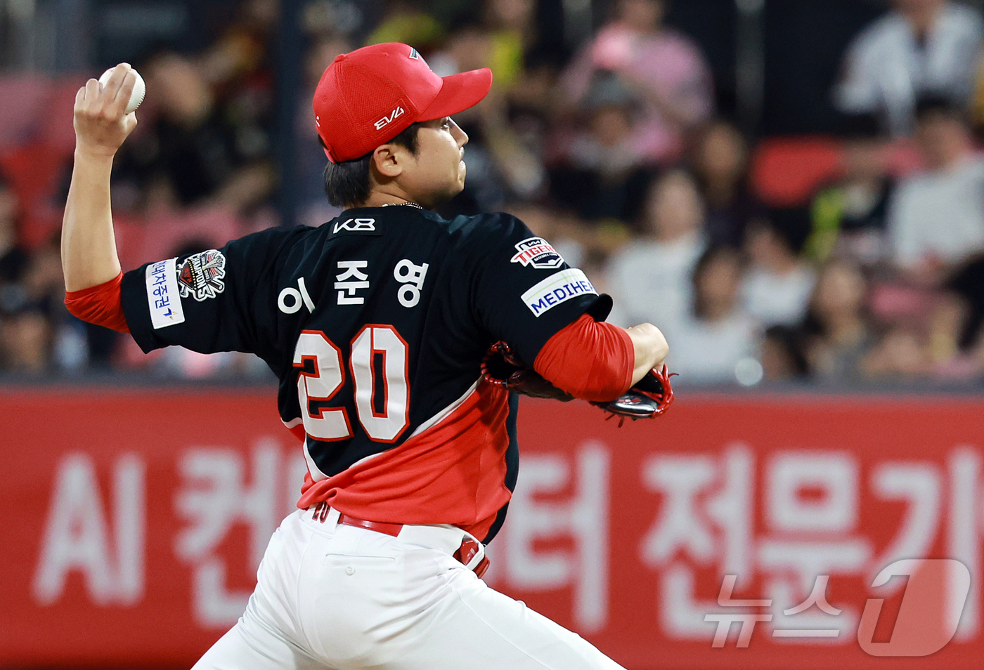 (수원=뉴스1) 김진환 기자 = 21일 오후 경기 수원 KT위즈파크에서 열린 '2025 신한 SOL뱅크 KBO 리그’ KIA 타이거즈와 kt 위즈의 경기, KIA 이준영이 6회말 …